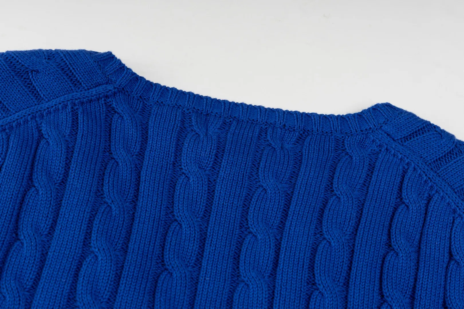 P210 #R90 RALPH LAUREN Thirteen colors of Ralph Lauren classic small label embroidery V-neck pullover cable cardigan sweater women's top, high-density LOGO embroidery on the chest, original customization of tag accessories. Made of pure cotton yarn, pure cotton is skin-friendly and comfortable, small label war horse embroidered twist button V-neck sweater🐎High quality, follow the blogger to learn how to wear it! Let’s buy a Ralph Lauren cable sweater. It’s a super hard-to-find series after it became popular. It’s hard to find one on the official website. It’s simple and practical to wear, with a lazy and loose feel. The thickened fabric has more texture, feels soft and delicate, and has a loose fit. Whether worn alone or layered, you can wear different styles of fashion with just one piece!   Size： Sleeve length: 60/61/62/63
